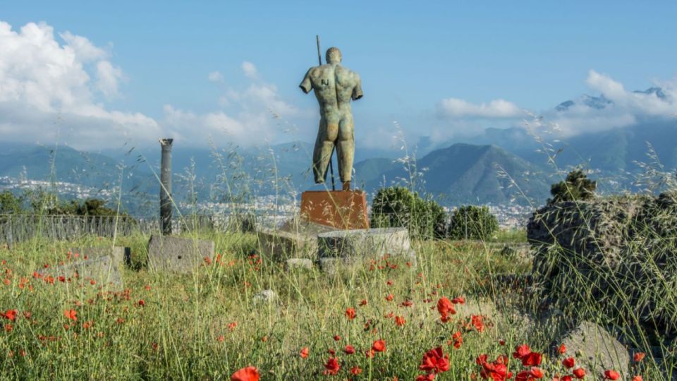 From Rome: Pompeii and Naples Day Trip by High-Speed Train - Lunch at a historic pizzeria in Pompeii