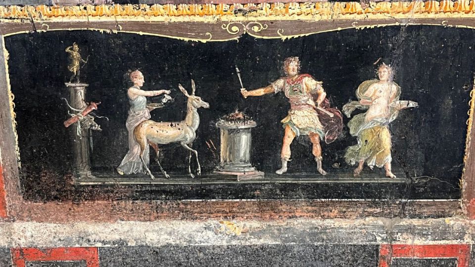 From Rome: Pompeii and Naples Day Trip by High-Speed Train - Naples city center: quick hits plus real atmosphere