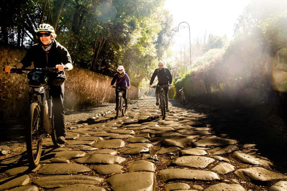 Rome: Appian Way Underground Catacombs Bike Tour with Lunch - San Callisto Catacombs: early Christian burial art and structure